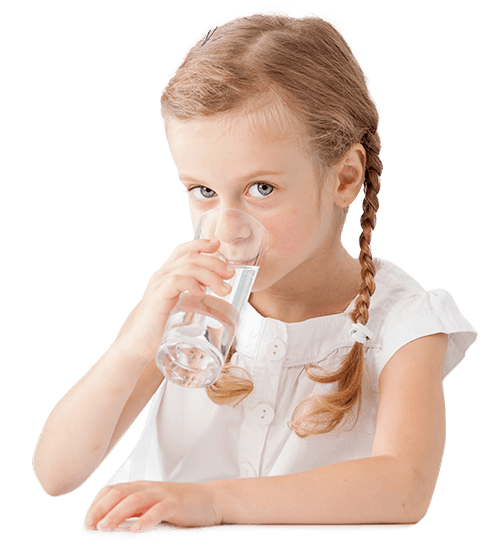 Bambina che beve acqua